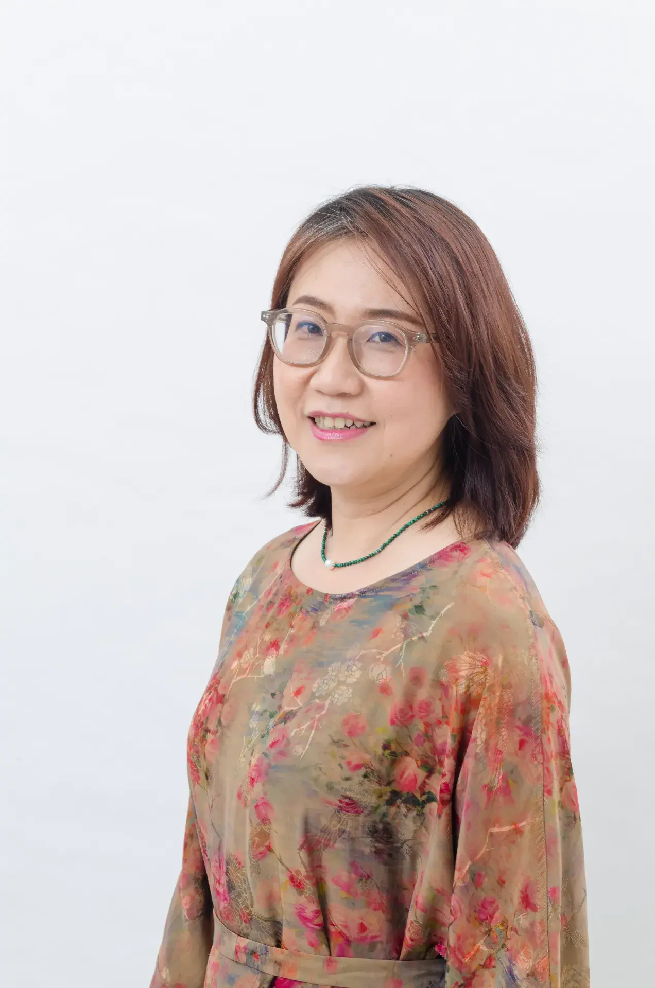 瓊芳老師形象照，覺知冥想講師、幸福能量學苑講師